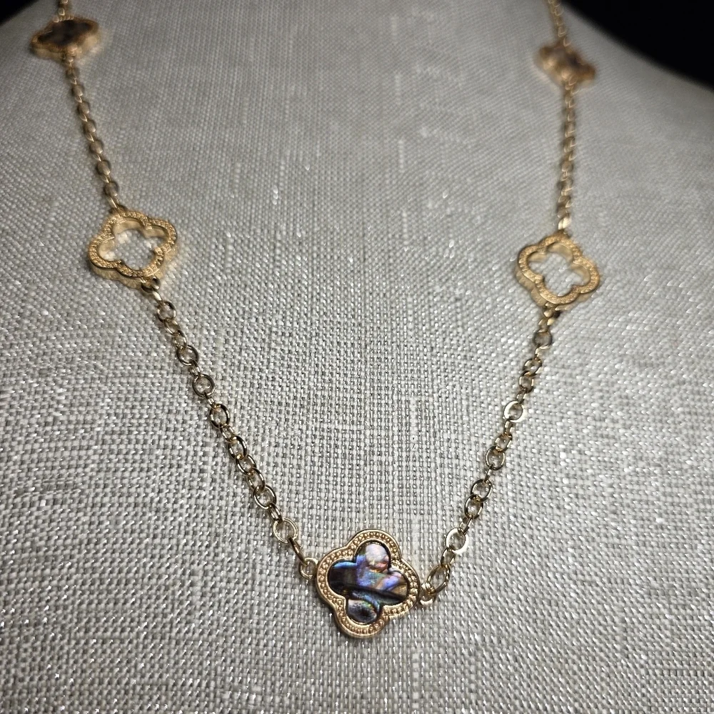 T Tahari Elegant Gold Flower Necklace 24